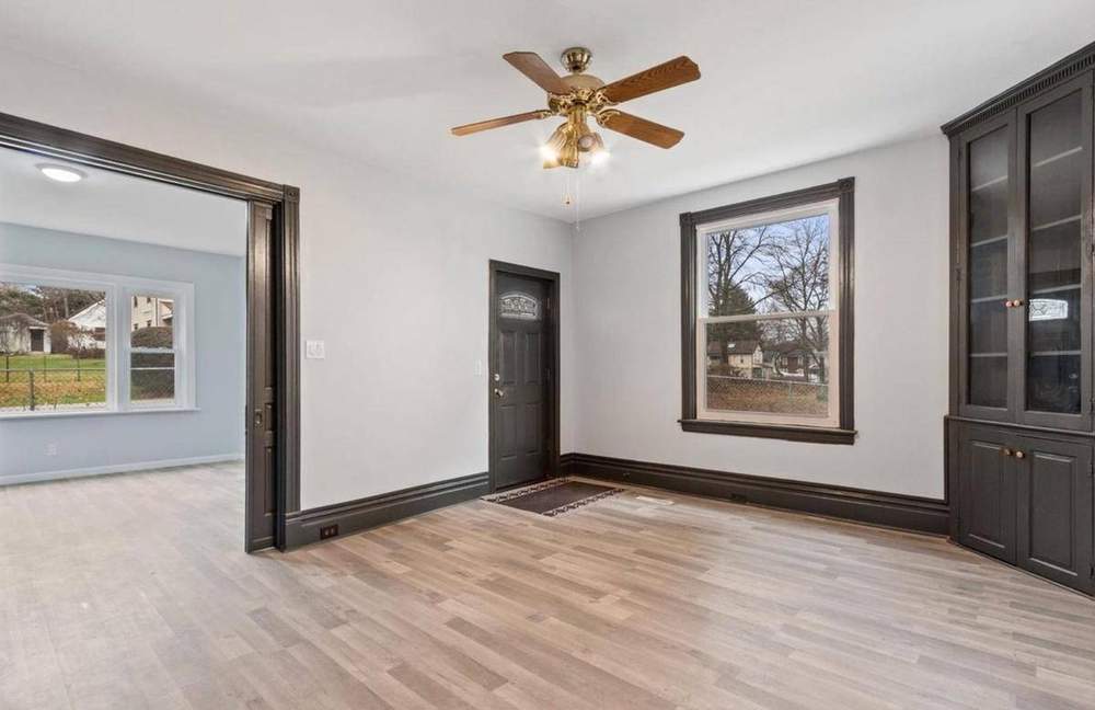Entry / living with built-ins