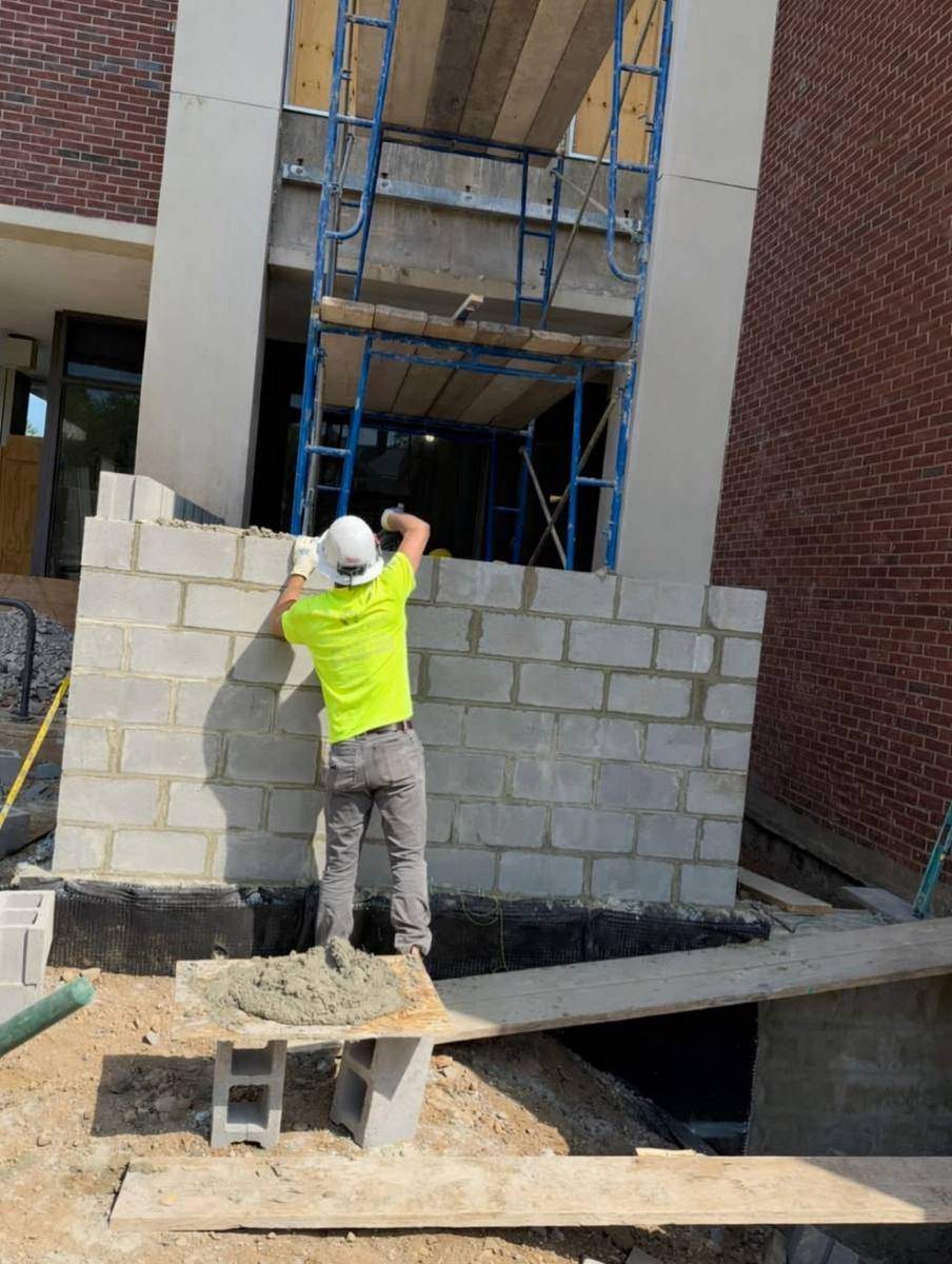 Laying CMU block