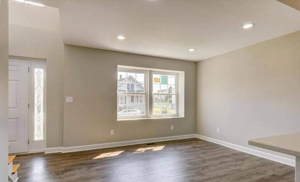 Living room / entry