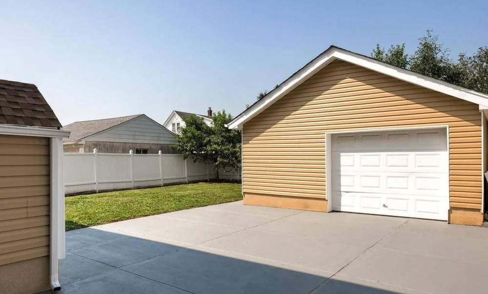 Detached garage